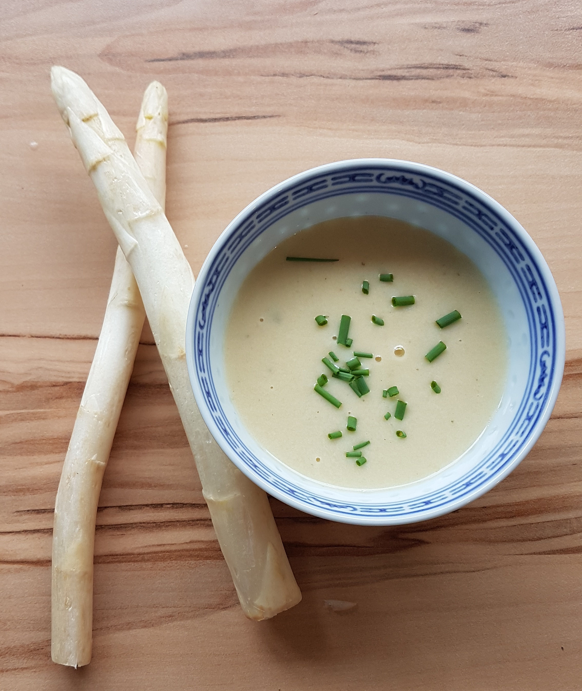 Spargelcremesuppe mit frischem Schnittlauch.