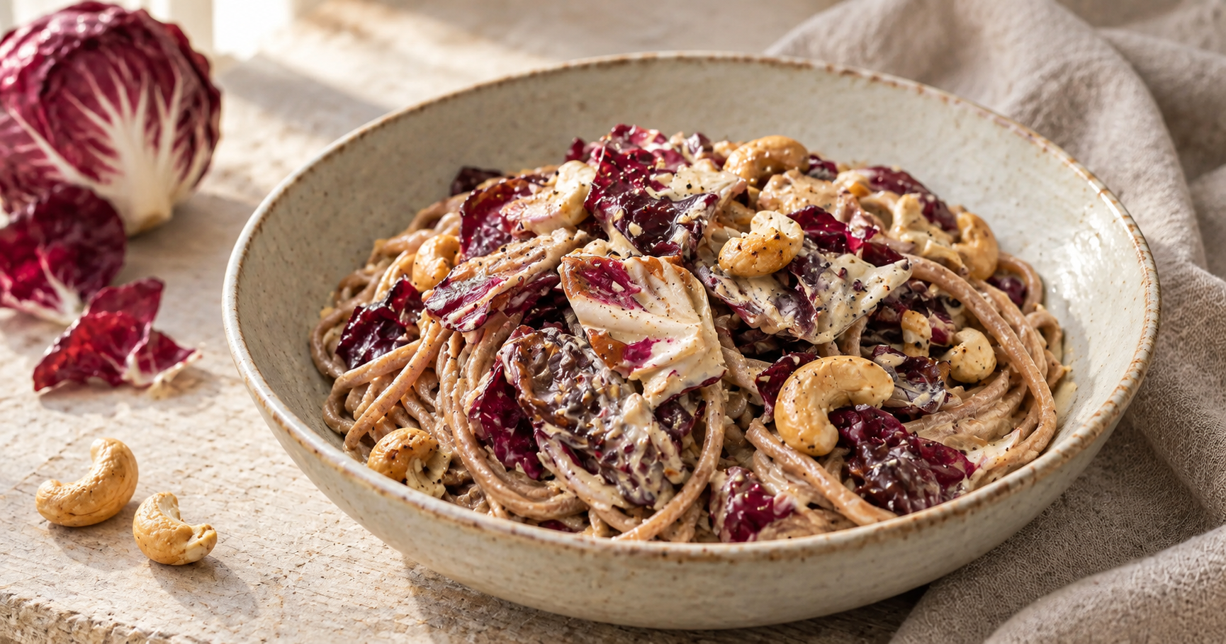 Vollkornspaghetti mit Radicchio und Cashew-Kernen