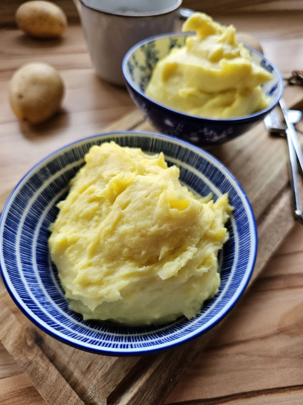 Cremiges selbstgemachtes Kartoffelpüree in Schalen.