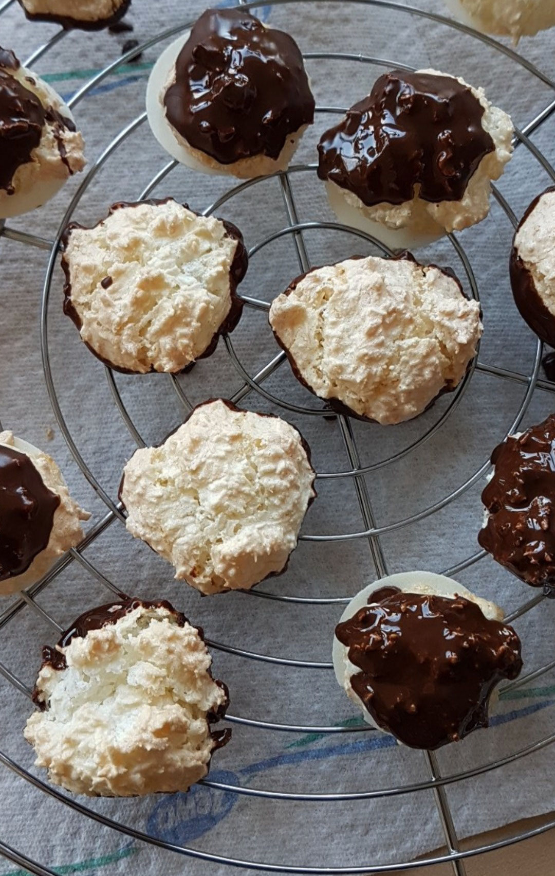 Kokosmakronen mit und ohne Schokoladenüberzug.