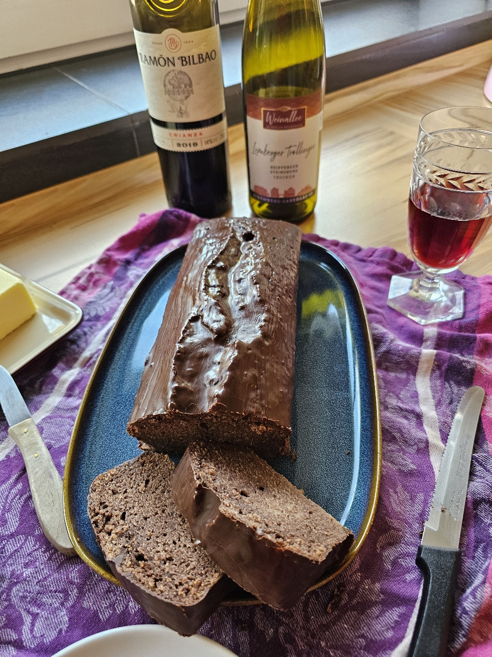 Saftiger Rotweinkuchen mit Schokoladenglasur.