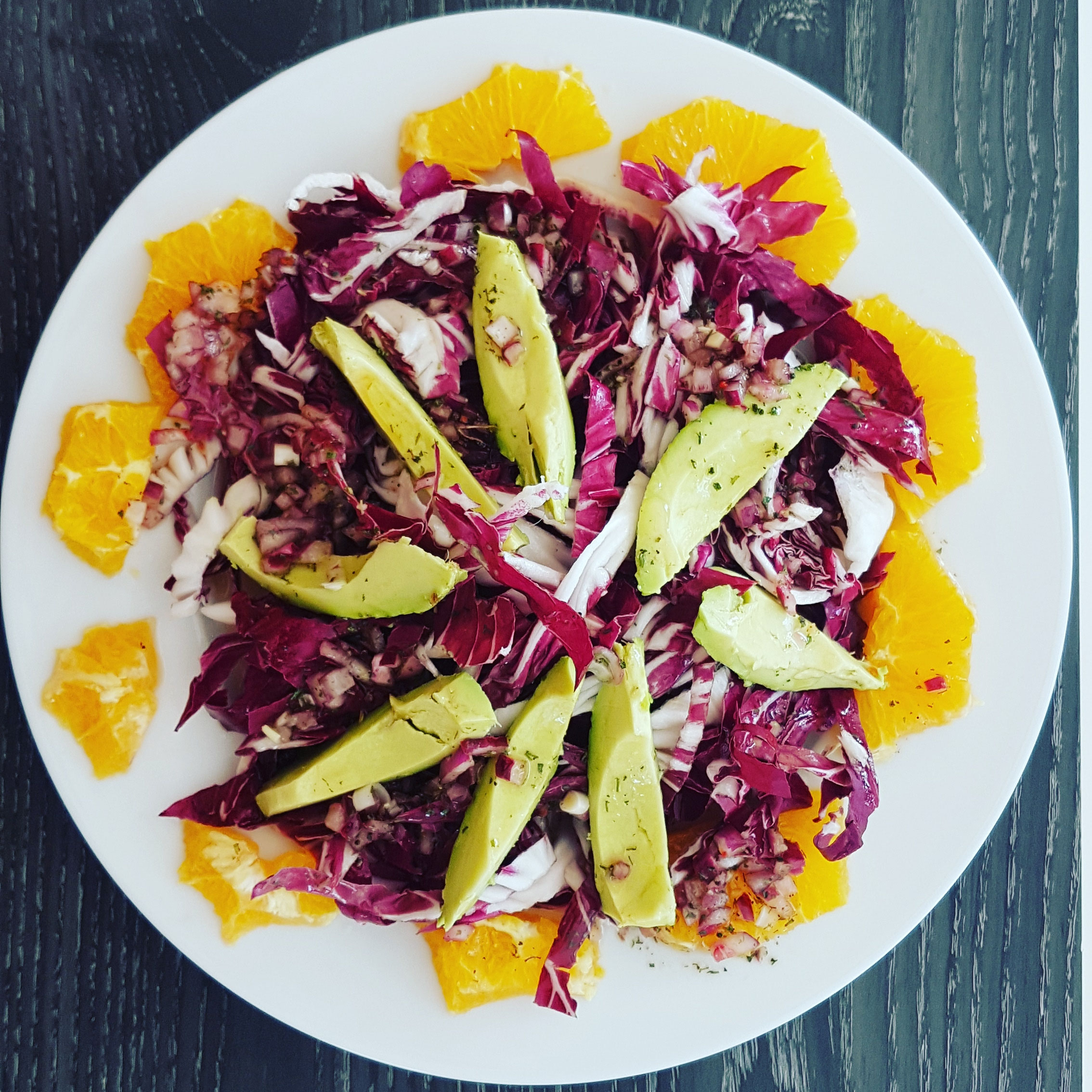 Radicchiosalat mit Orange und Avocado.
