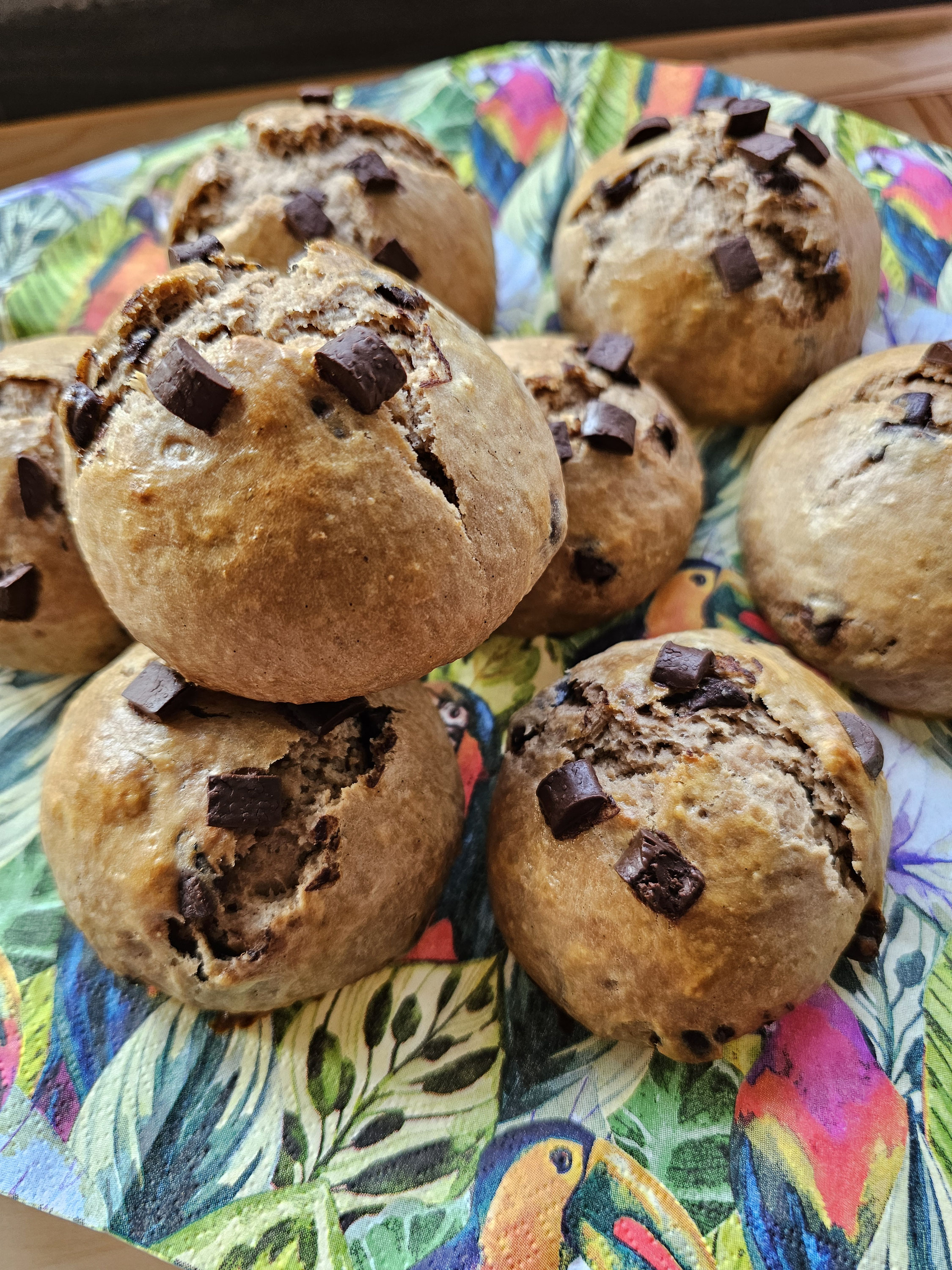Goldbraune Schokobrötchen auf einer Platte.