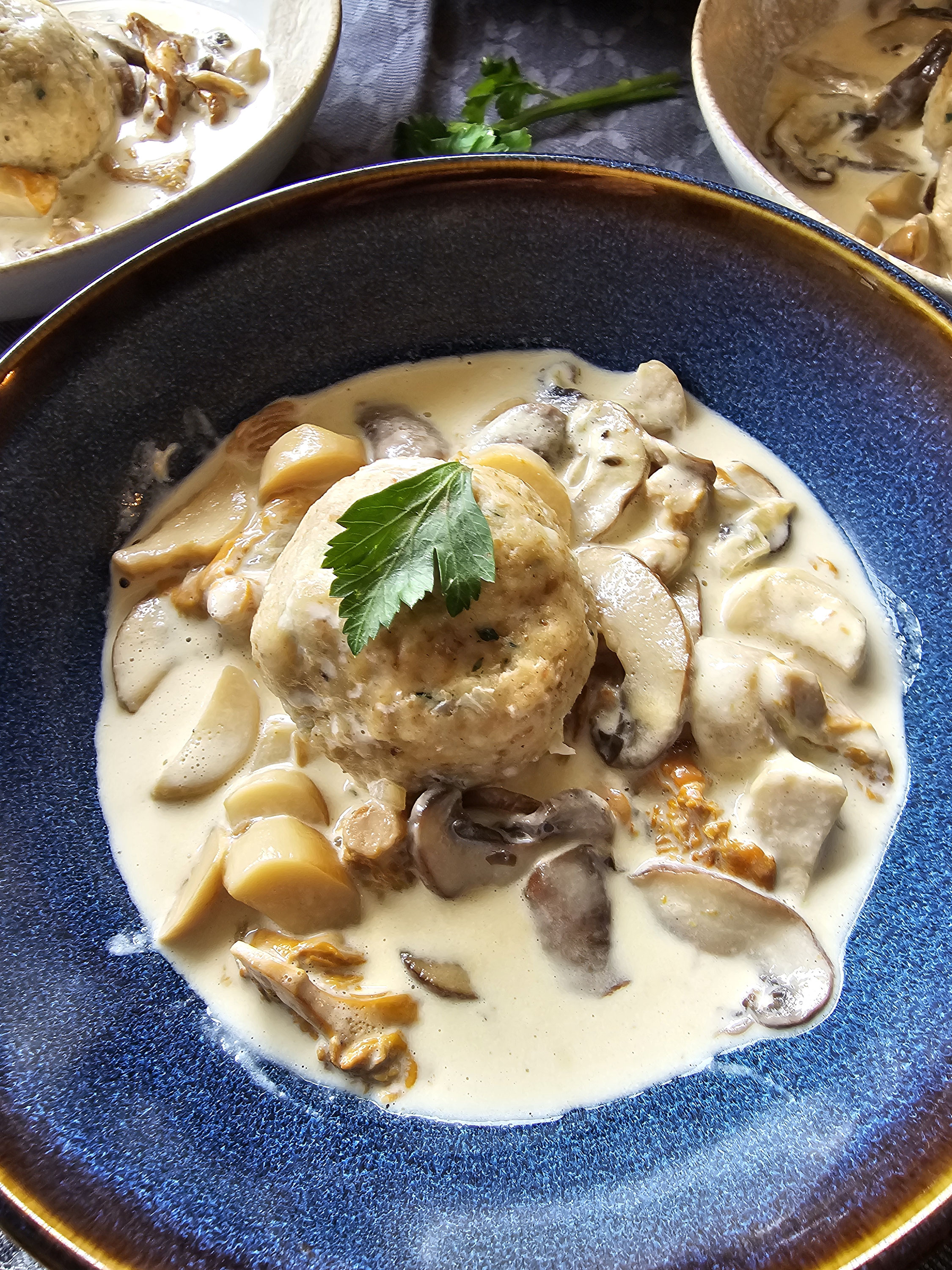 Cremiges Pilzragout mit Knödel als Servierbeispiel.