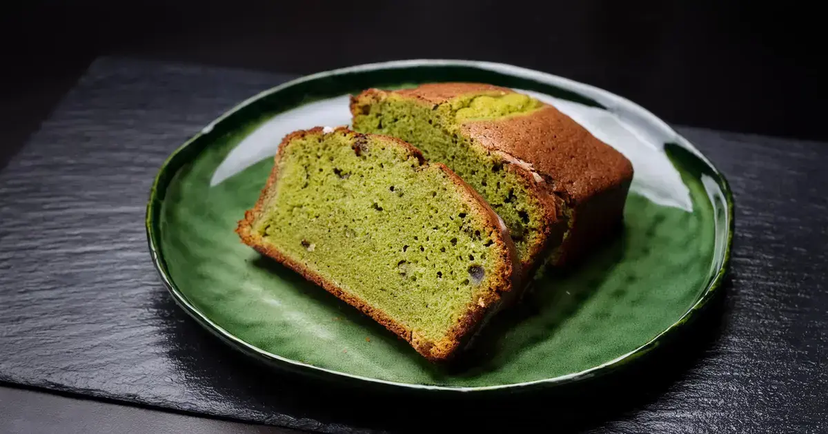 Matcha-Bananenbrot mit weißer Schokolade
