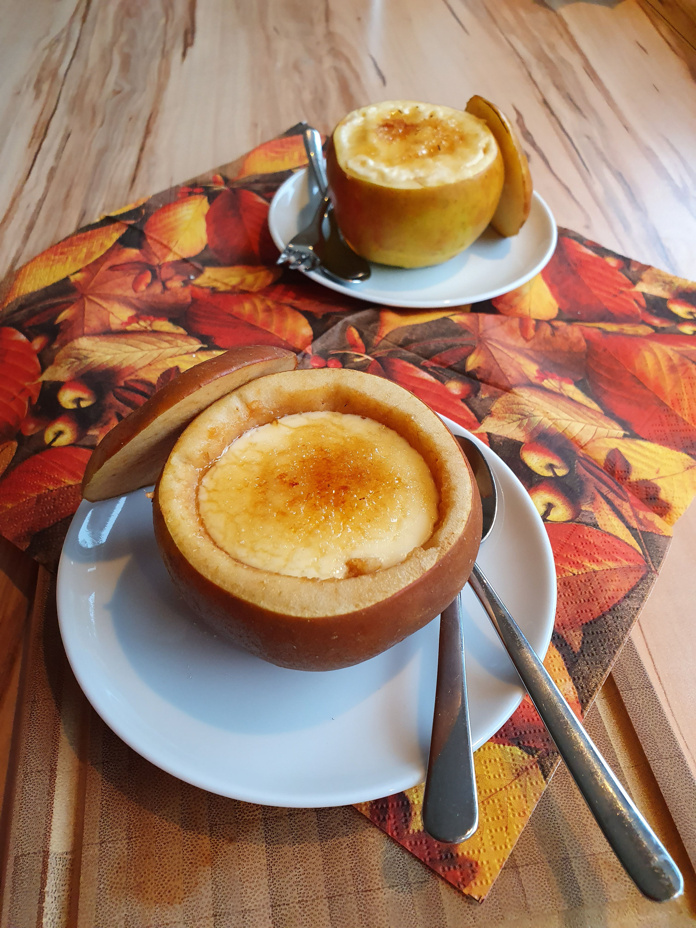 Crème Brûlée in gebackenen Äpfeln.