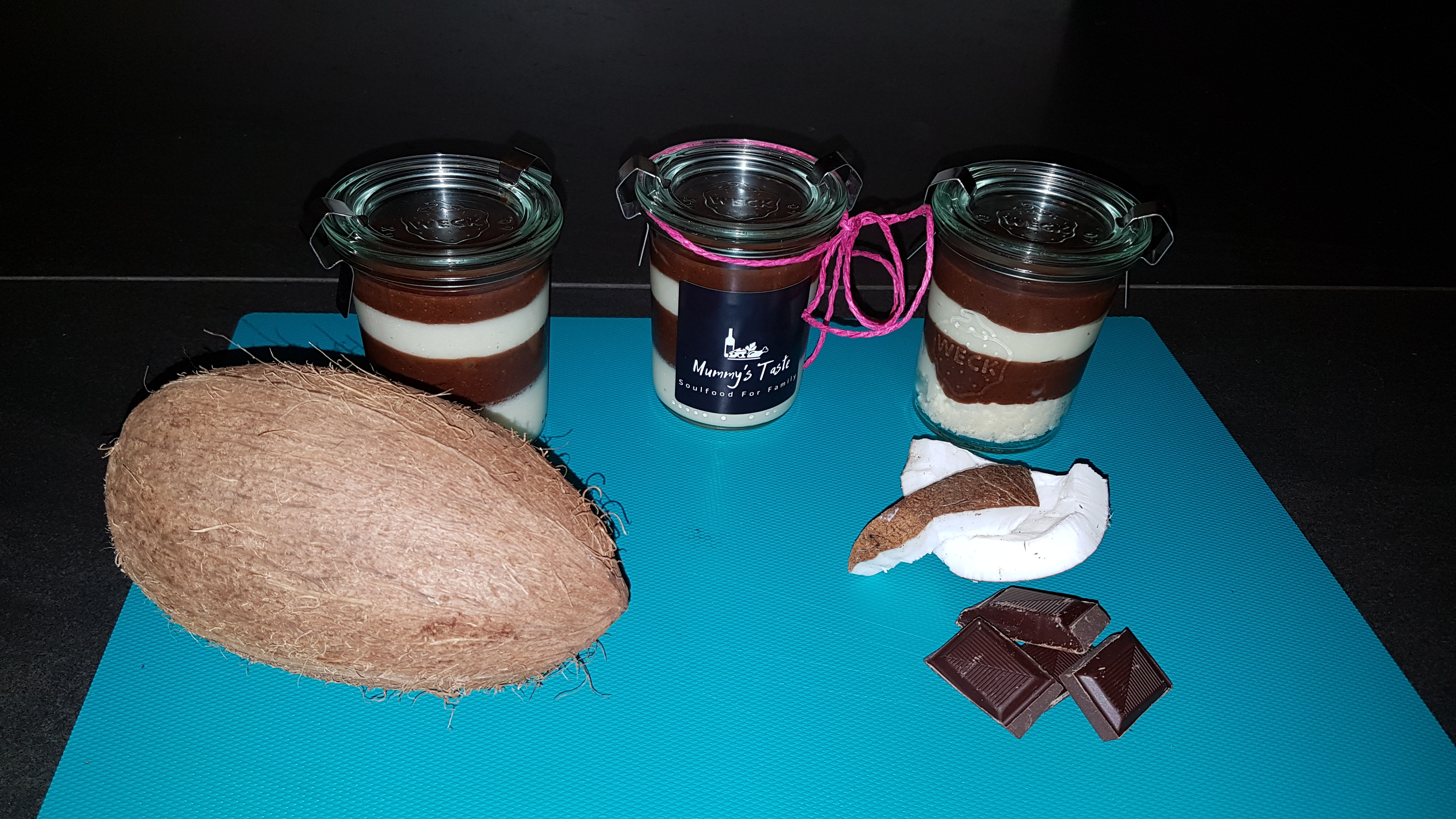 Nougat-Kokos-Aufstrich in Gläsern mit hellen und dunklen Schichten.