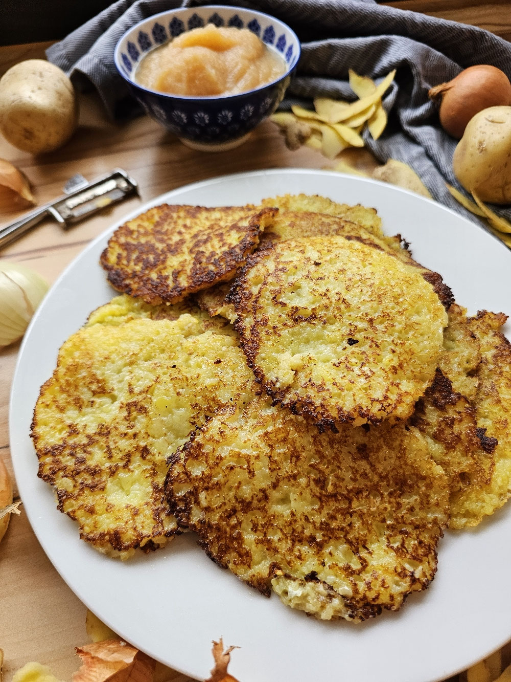 Knusprige Kartoffelpuffer mit Apfelmus.