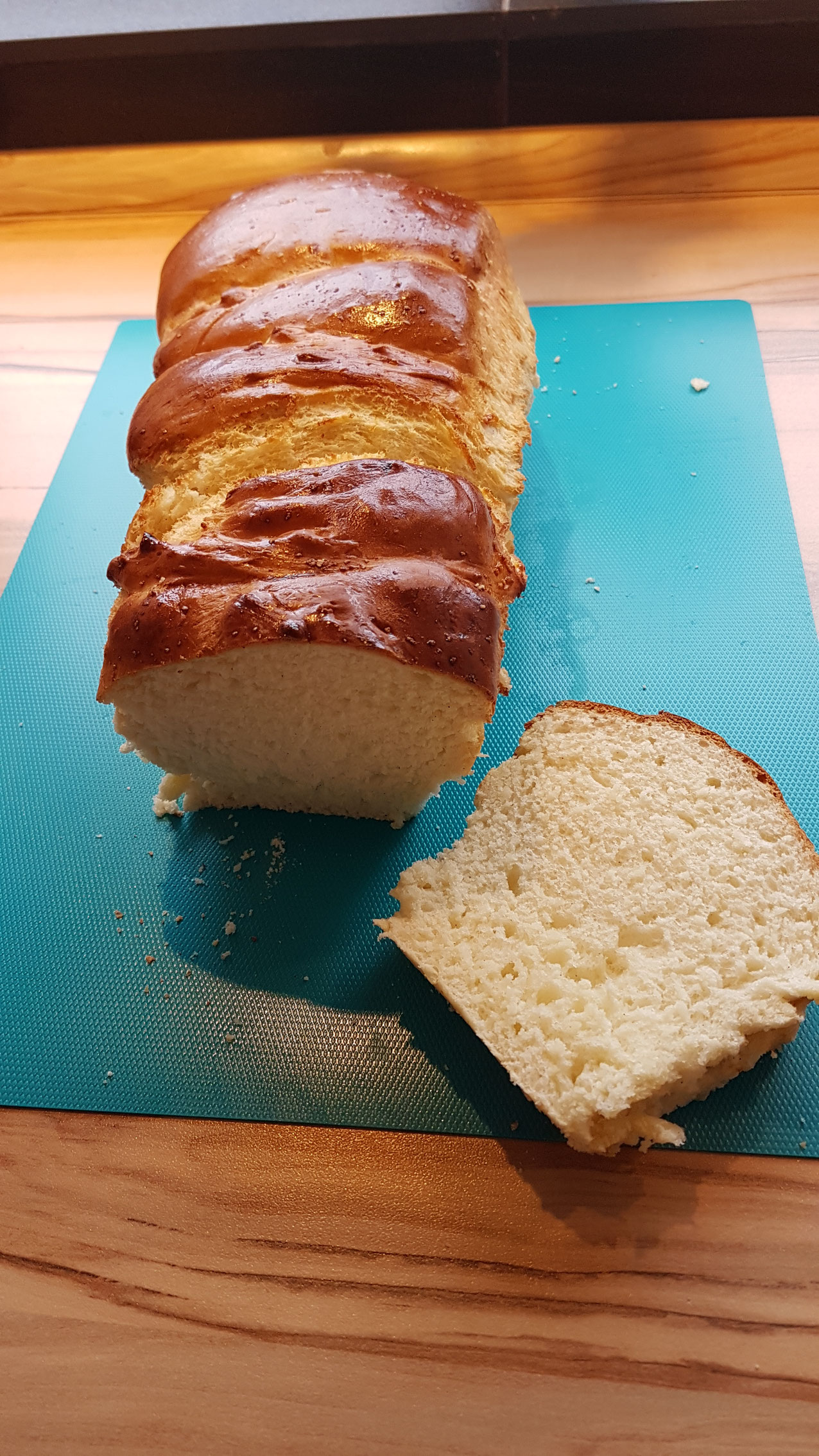 Goldbraune Butterbrioche mit einer angeschnittenen Scheibe.