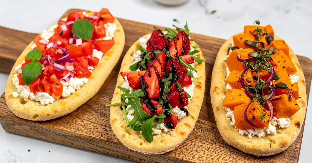 Drei Flatbreads mit Hüttenkäse und verschiedenen süßen und herzhaften Belägen