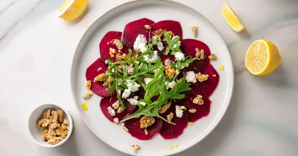 Rote-Bete-Carpaccio mit Rucola, Walnüssen und Feta