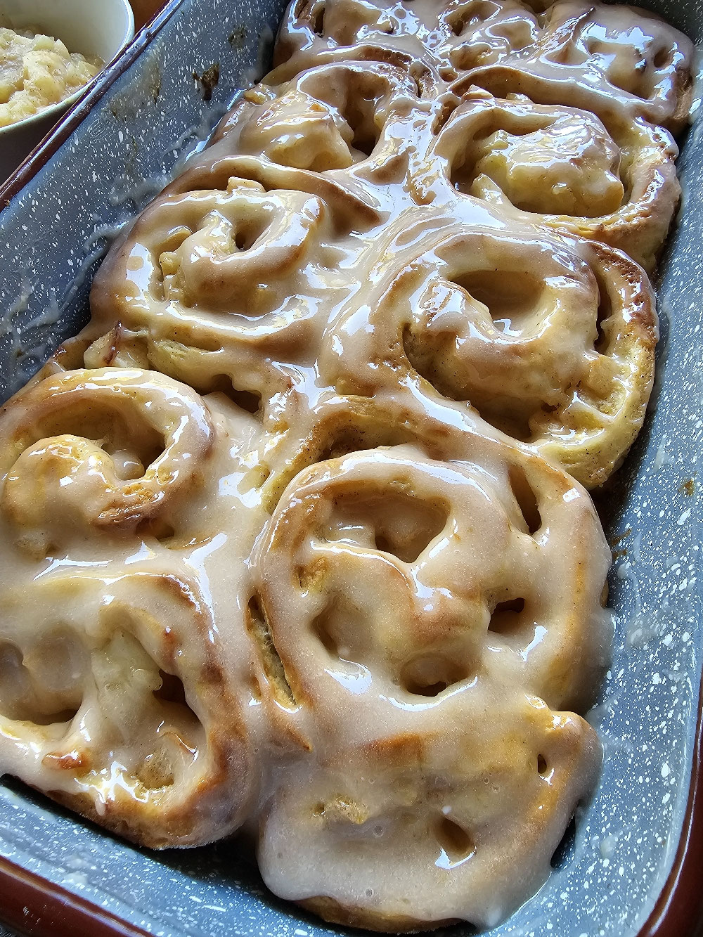 Saftige Apfel-Zimt-Schnecken frisch gebacken in einer Auflaufform