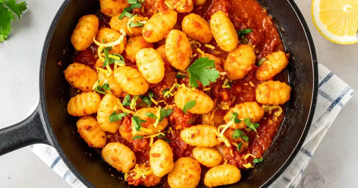 Tofu-Gnocchi mit Tomaten-Chili-Salsa und Zitronenkräutern