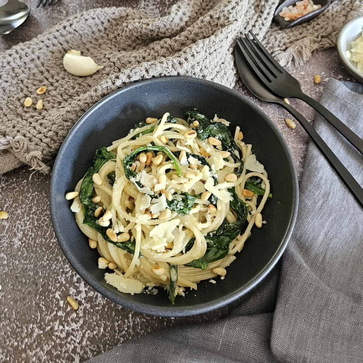 Cremige Bärlauch Pasta mit Parmesan und Pinienkernen