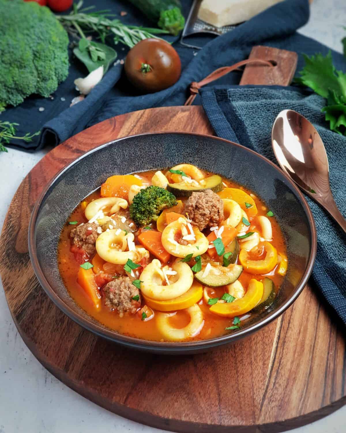 Minestrone - italienische Gemüsesuppe mit Hackbällchen