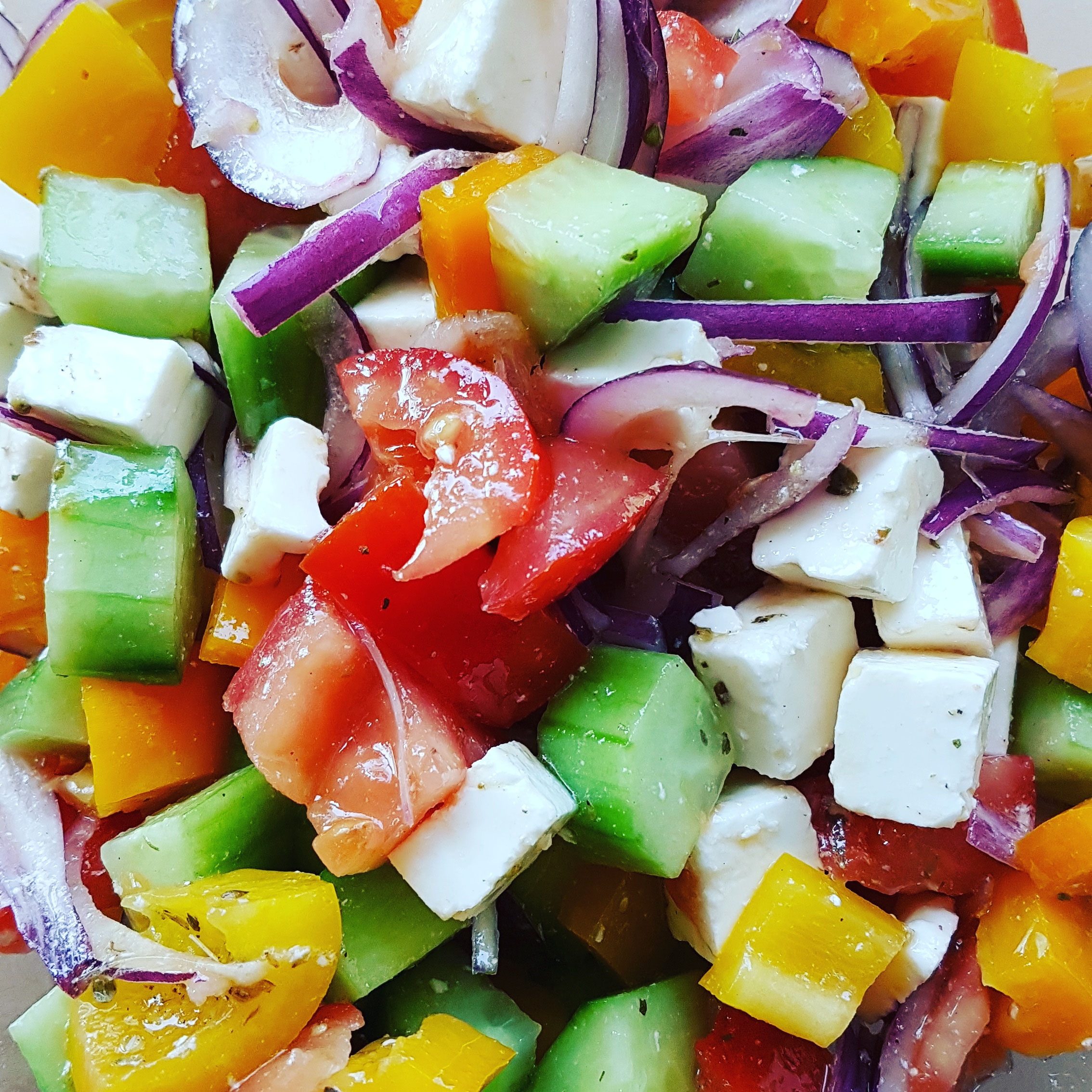 Griechischer Bauernsalat mit Feta, Tomaten, Gurke und gelber Paprika.