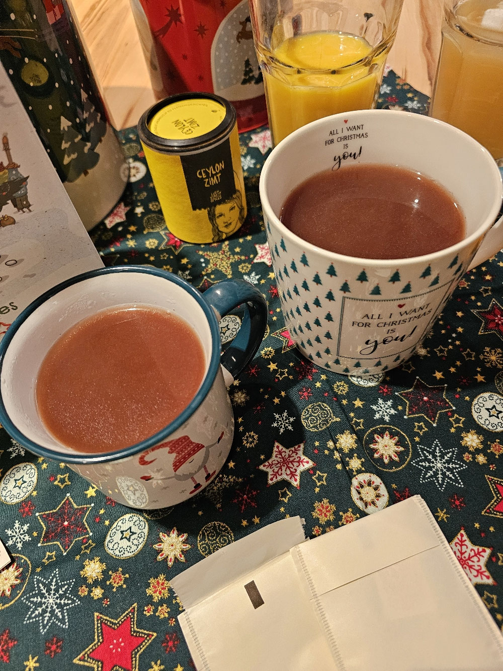 Warmer Kinderpunsch in zwei Weihnachtstassen.