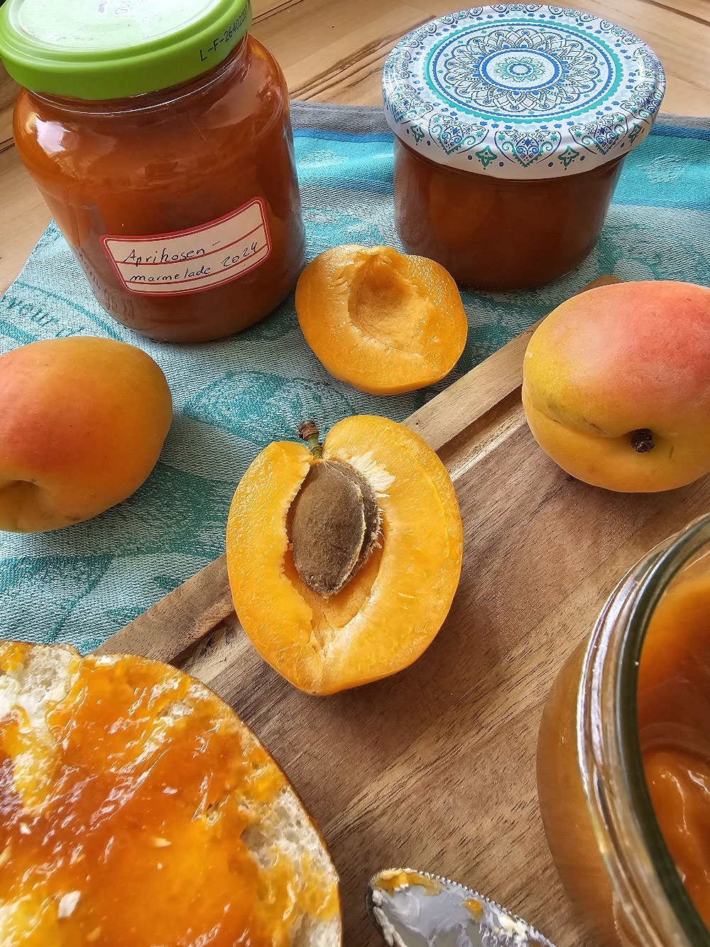 Selbstgemachte Aprikosenmarmelade im Glas und auf Brot.