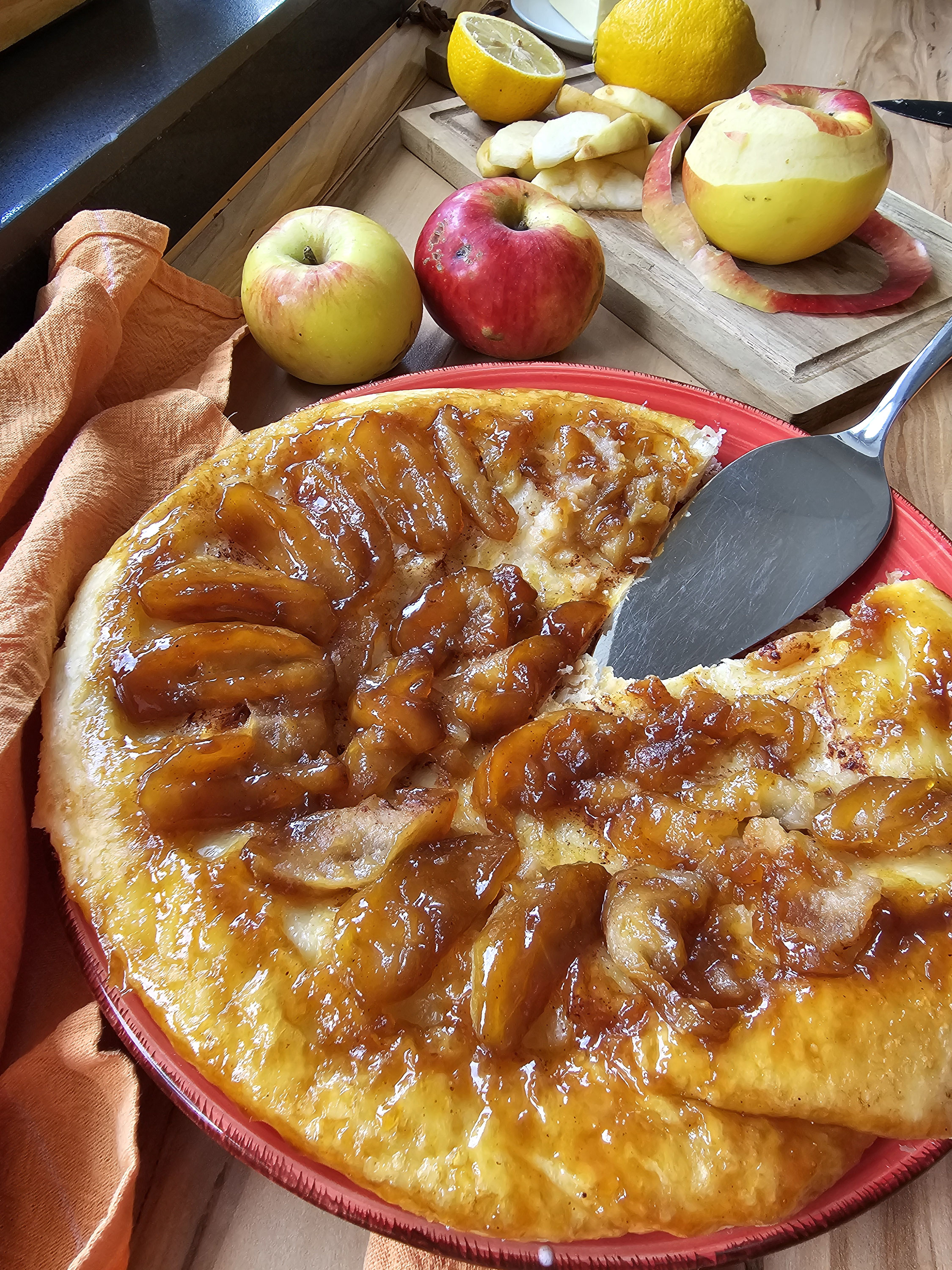 Goldene Tarte Tatin mit karamellisierten Äpfeln.