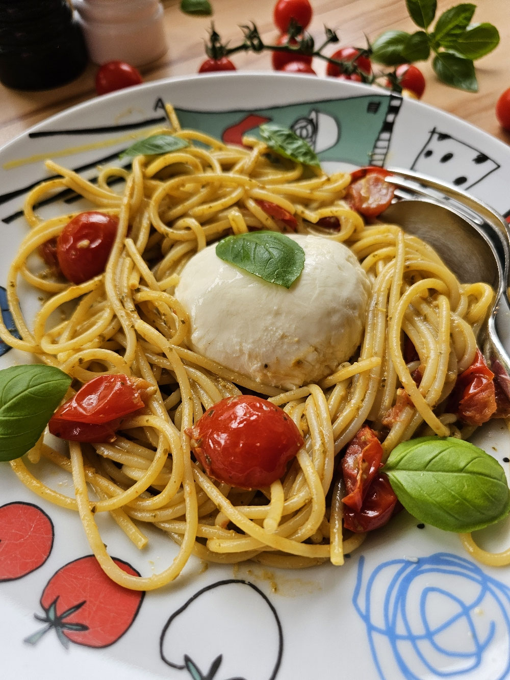 Spaghetti mit Burrata, Tomaten und Basilikum.