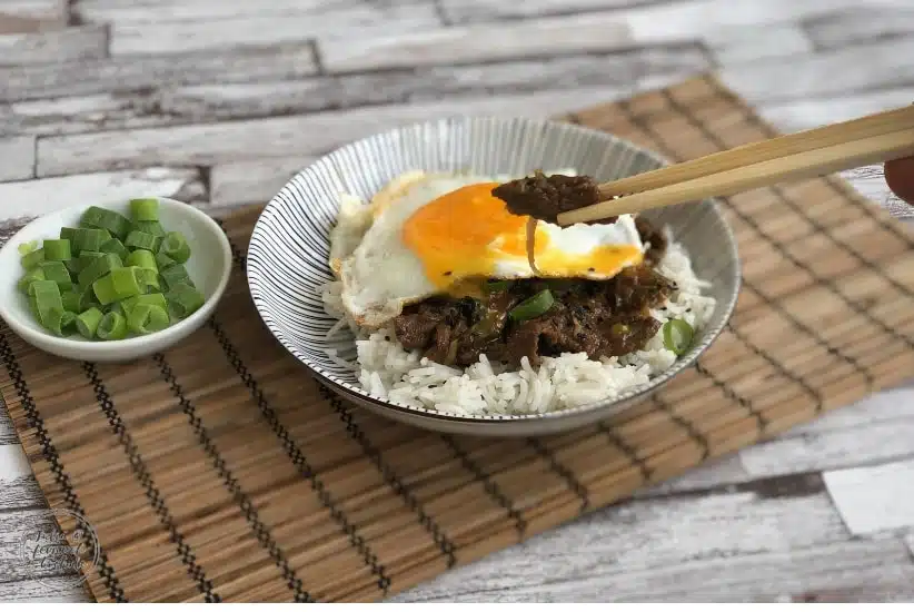 Gyudon mit Rindfleisch, Reis und Spiegelei