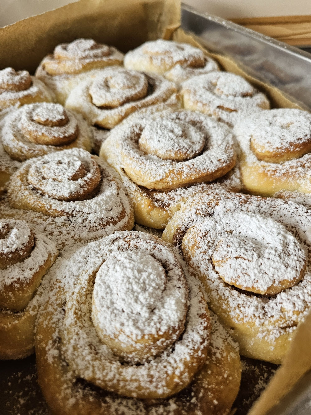 Goldbraune Zimtschnecken mit Puderzucker.