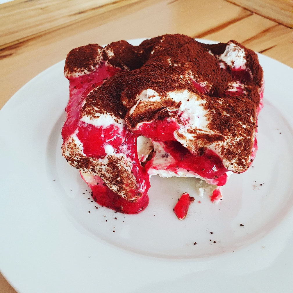 Nougat-Tiramisu mit Himbeersauce als Portion.