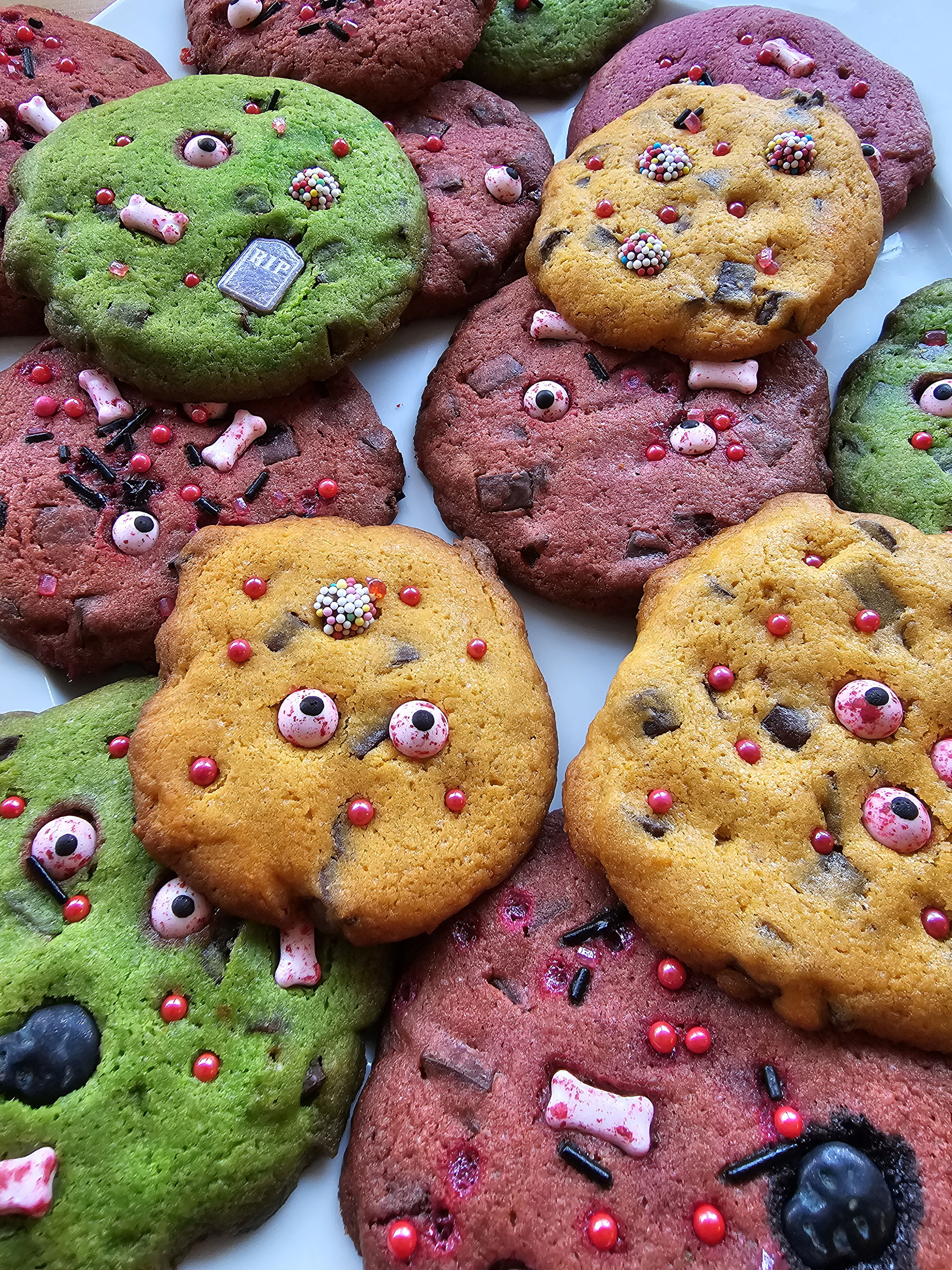 Bunte Halloween-Cookies mit Schokolade und Zuckeraugen.