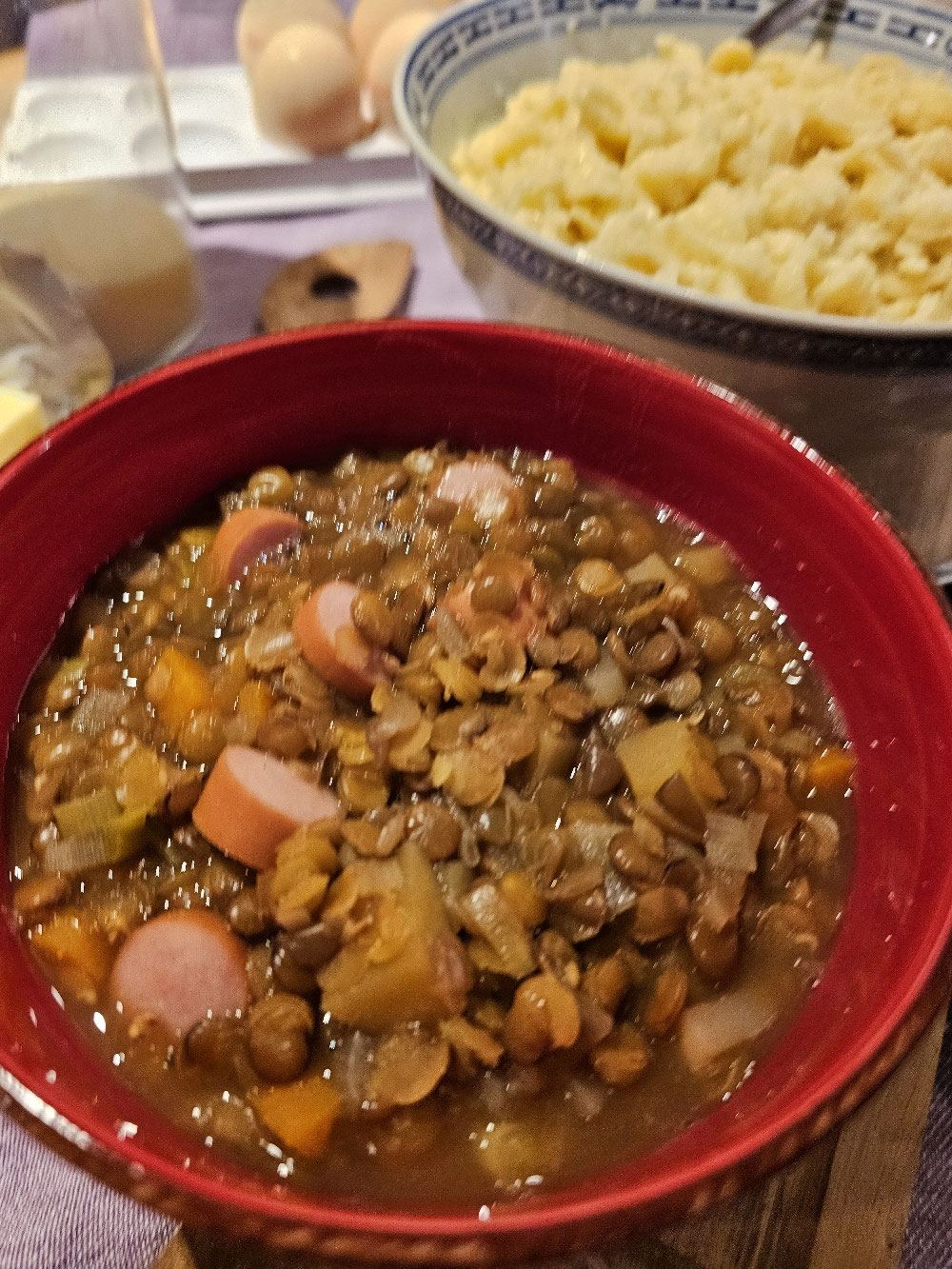 Linseneintopf mit Wiener Würstchen und Spätzle.