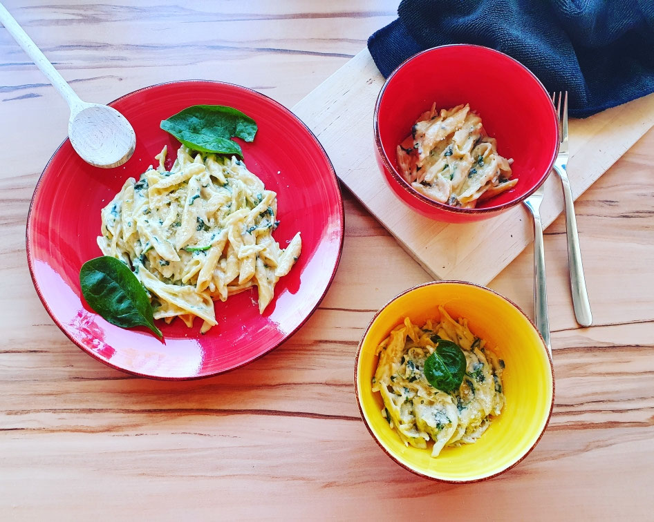 Penne mit Babyspinat und Gorgonzolasauce.