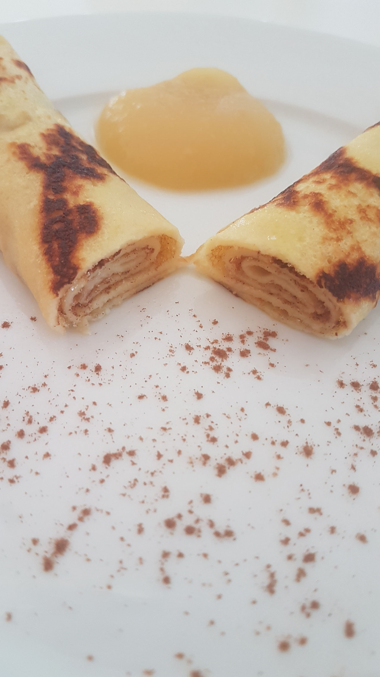 Gerollte Crêpes mit sichtbaren dünnen Teigschichten.