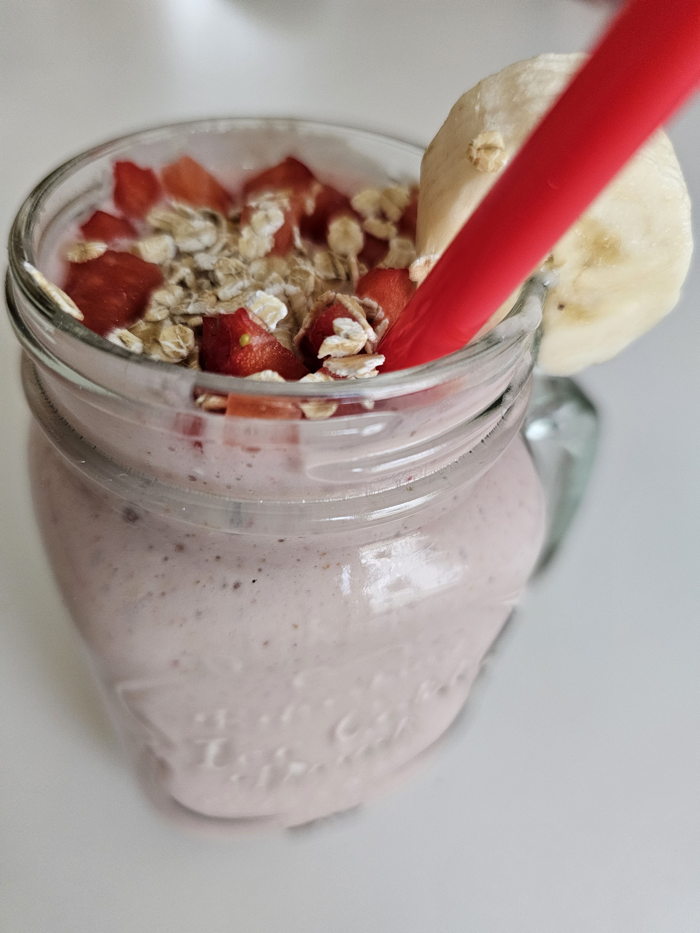 Lillys Erdbeersmoothie im Glas.