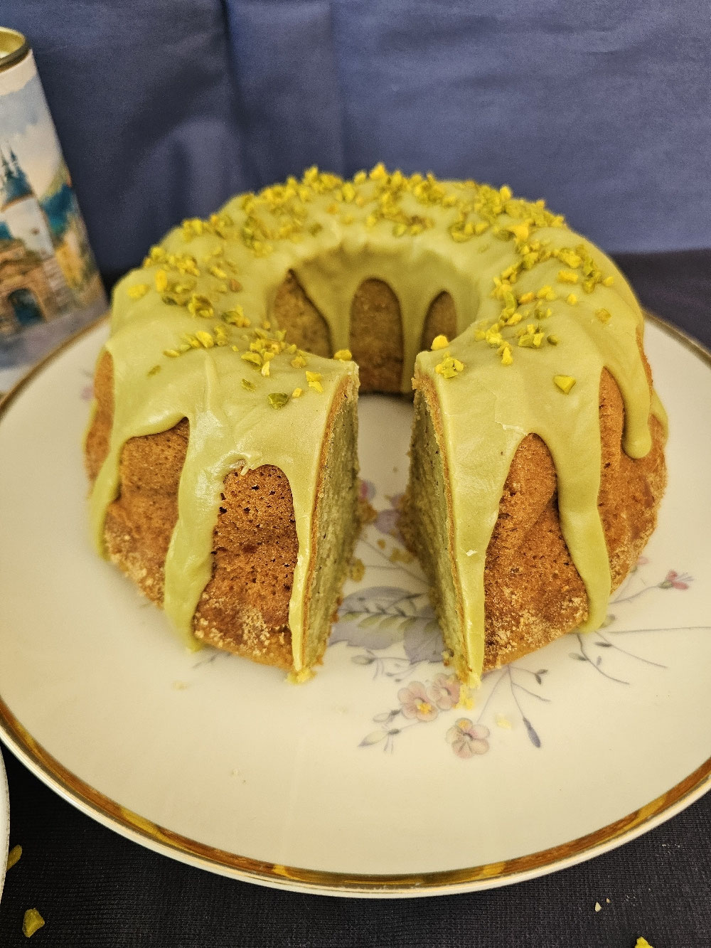 Angeschnittener Pistazien-Gugelhupf mit grünem Guss.