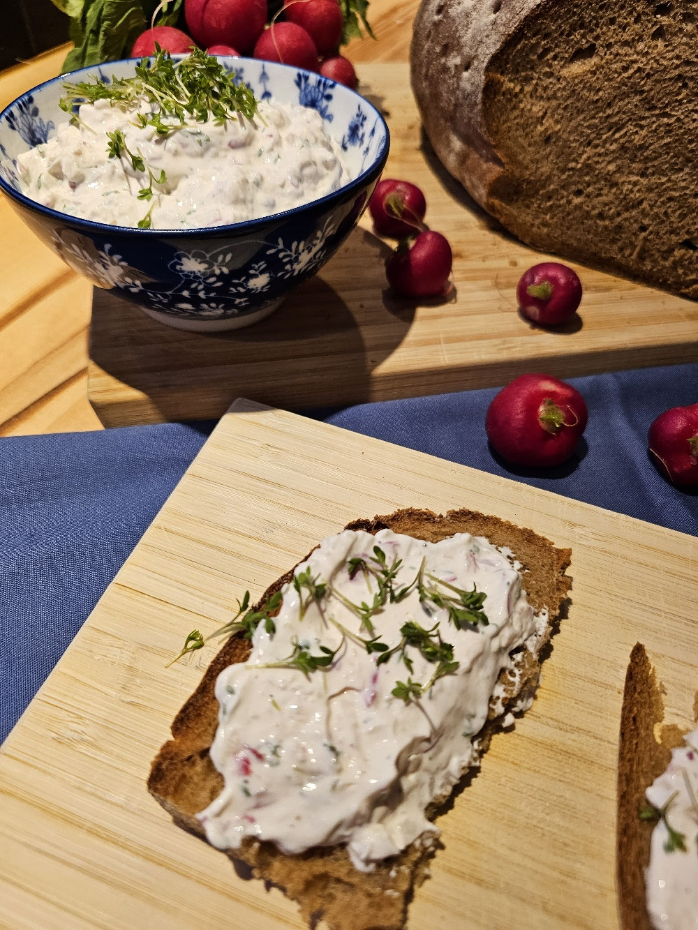 Kresse-Radieschen-Aufstrich in einer Schüssel und auf Brot.