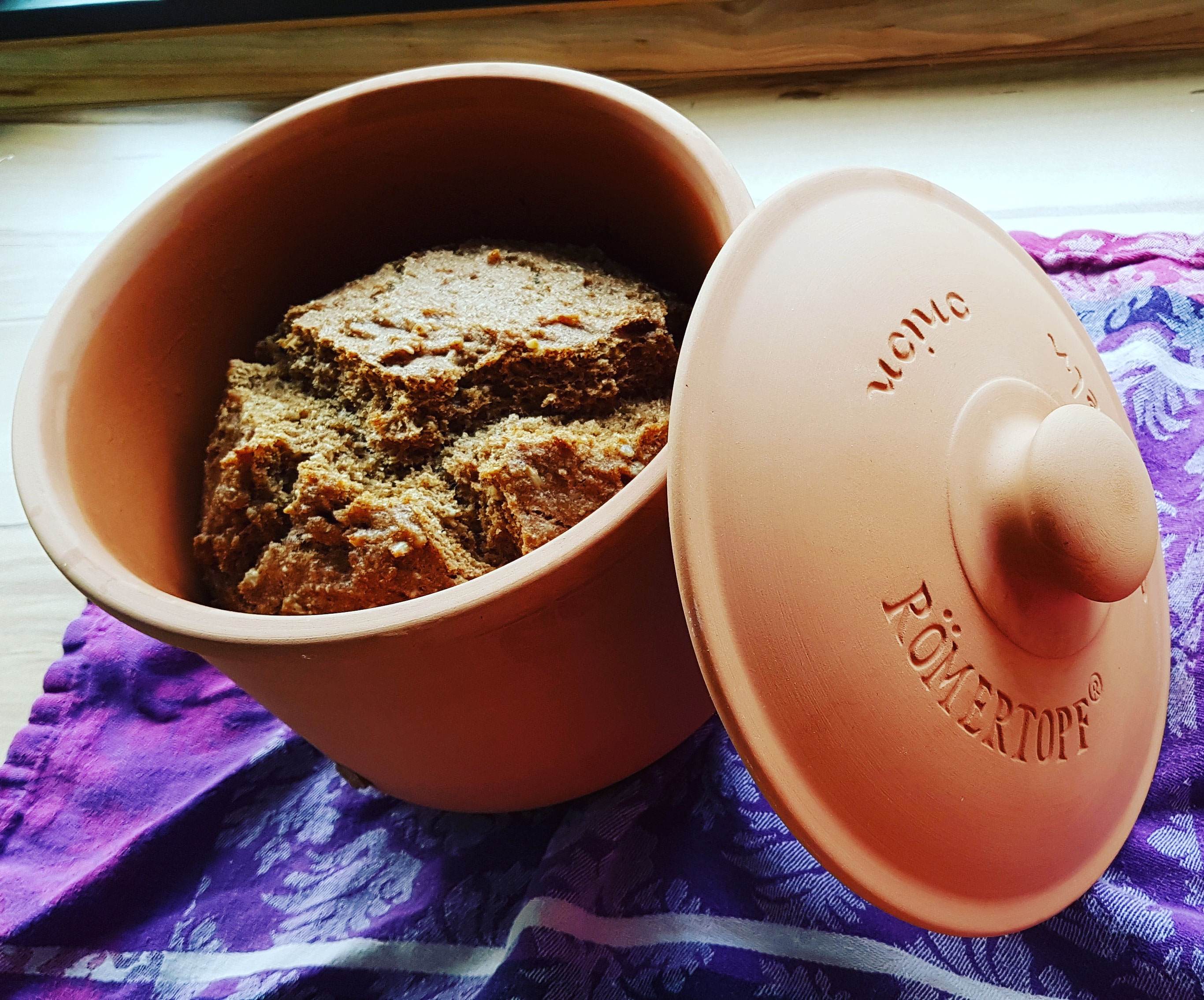 Knuspriges Weizen-Roggenbrot im Römertopf.
