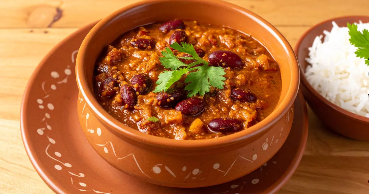 Klassisches indisches Rajma-Bohnen-Curry mit Reis und frischem Koriander