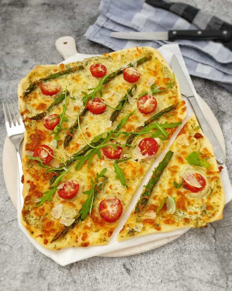 Flammkuchen mit grünem Spargel