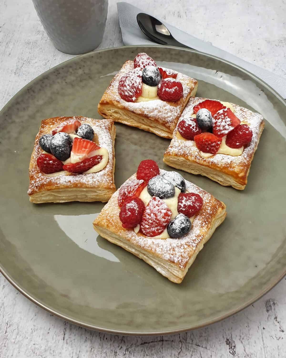 Blätterteig Gebäck mit Früchten