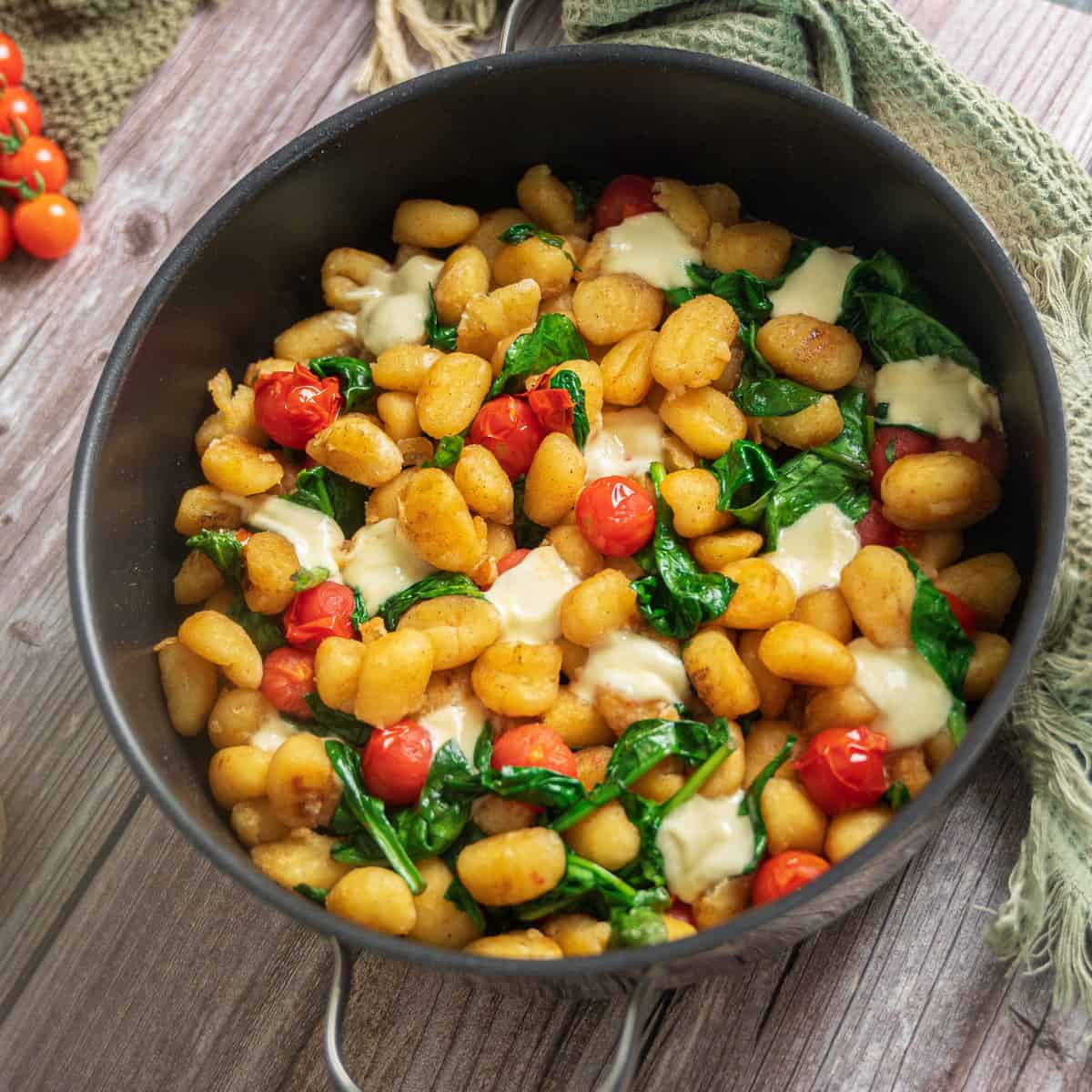 One Pot Gnocchi Pfanne mit Spinat, Tomaten und Burrata