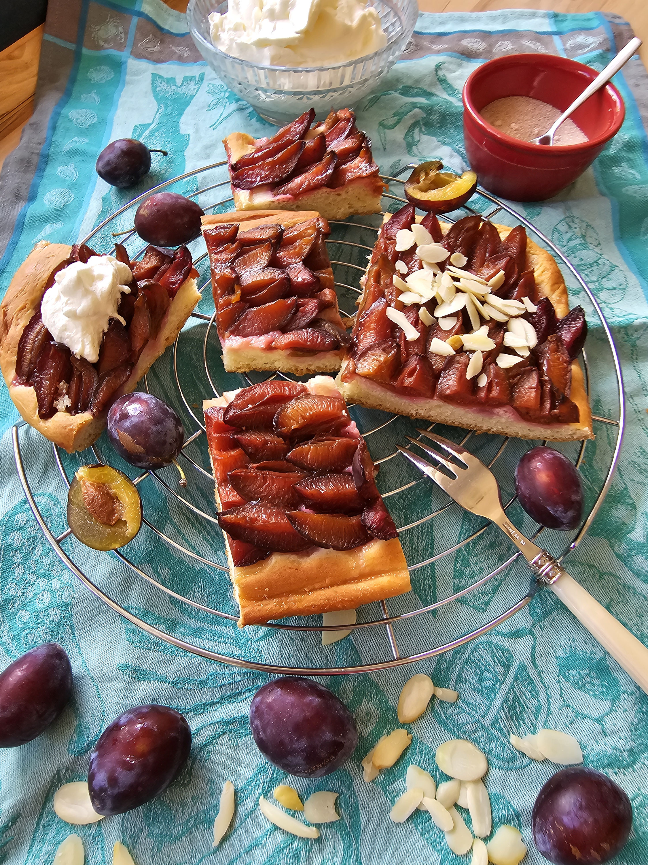 Zwetschgenkuchen vom Blech mit saftigem Hefeteig und frischen Zwetschgen