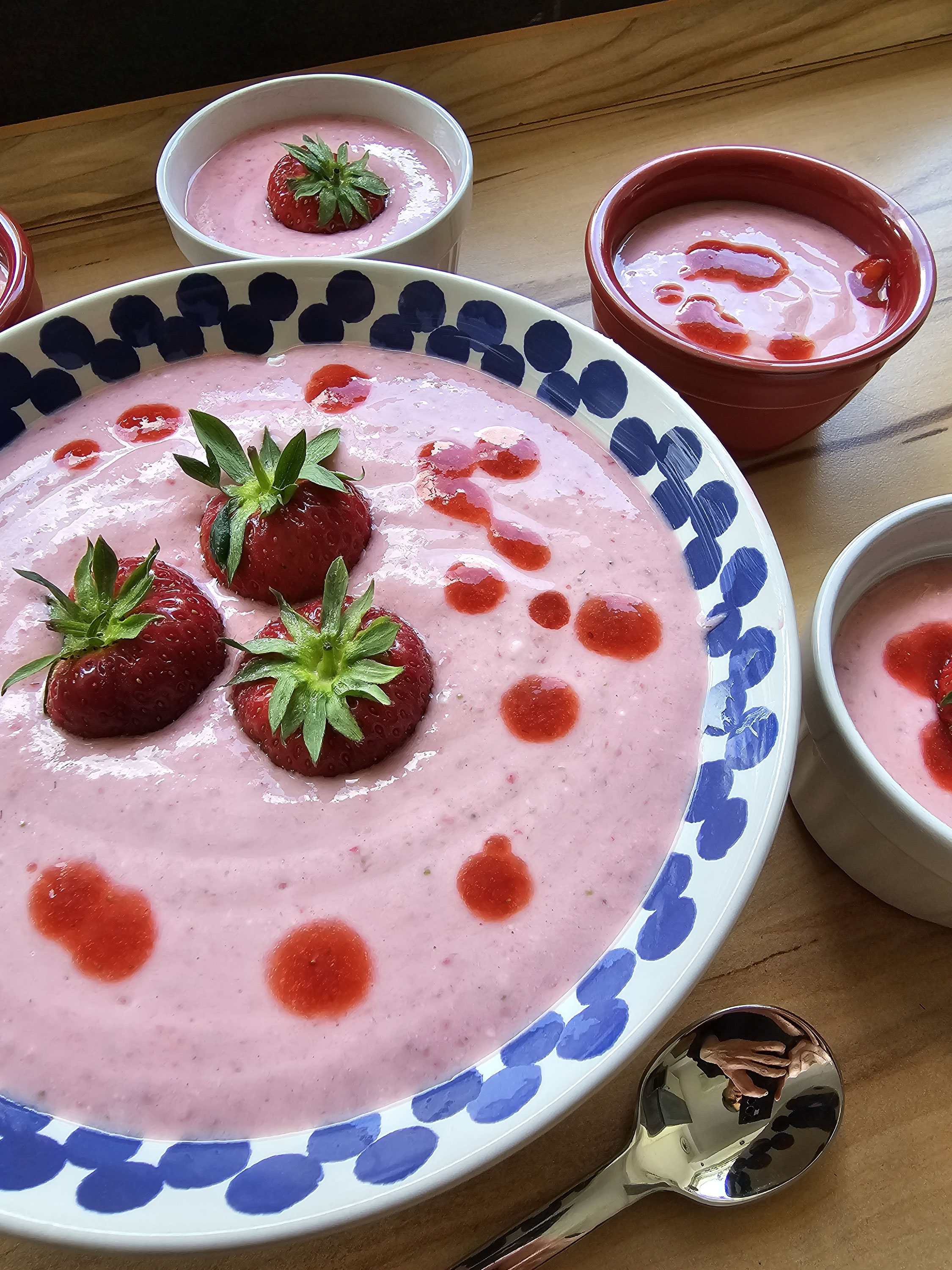 Cremiger Erdbeerjoghurt in einer Schüssel und kleinen Portionen.