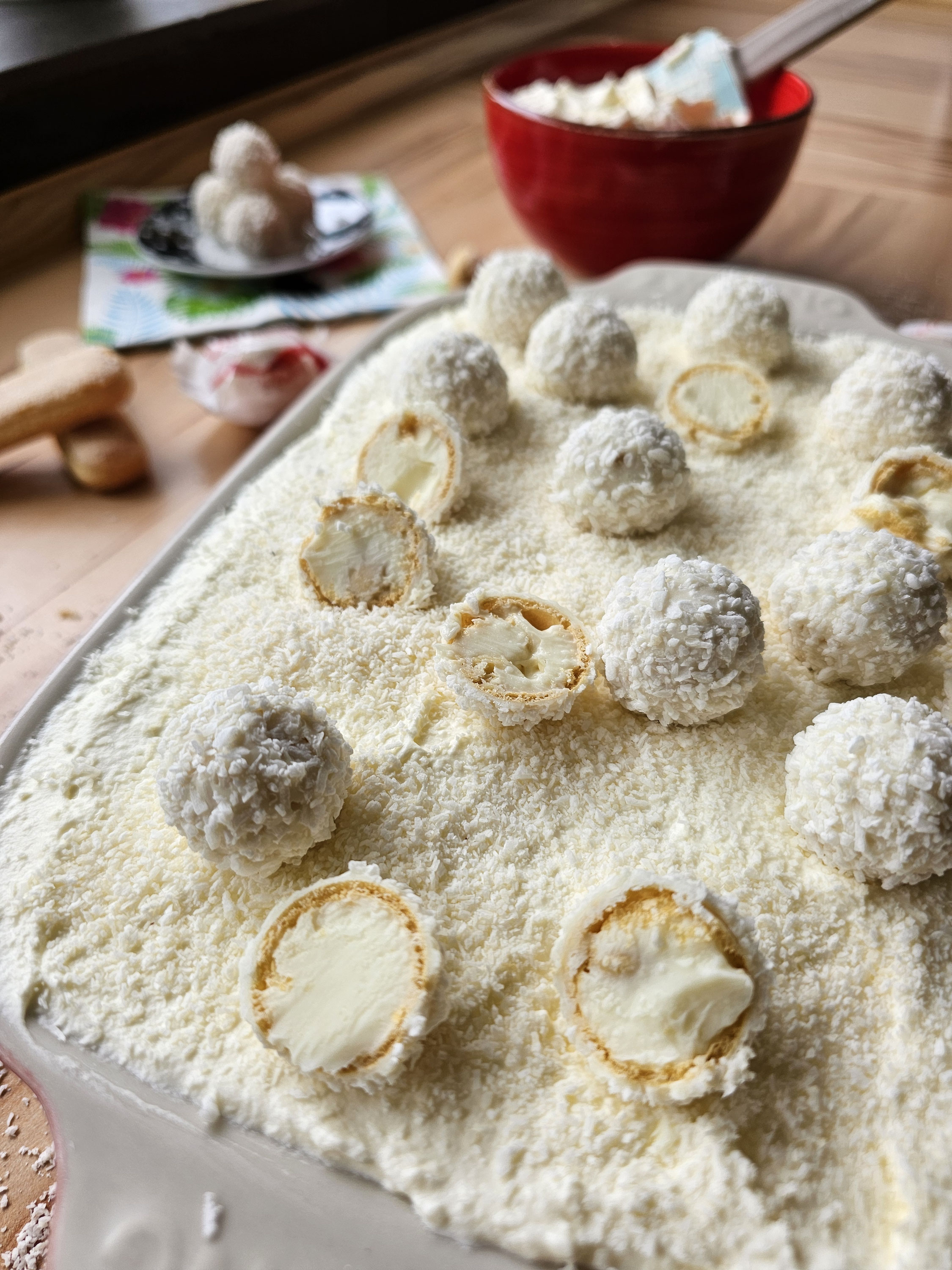 Cremiges Raffaello-Tiramisu mit Kokosraspeln und halbierten Raffaello.
