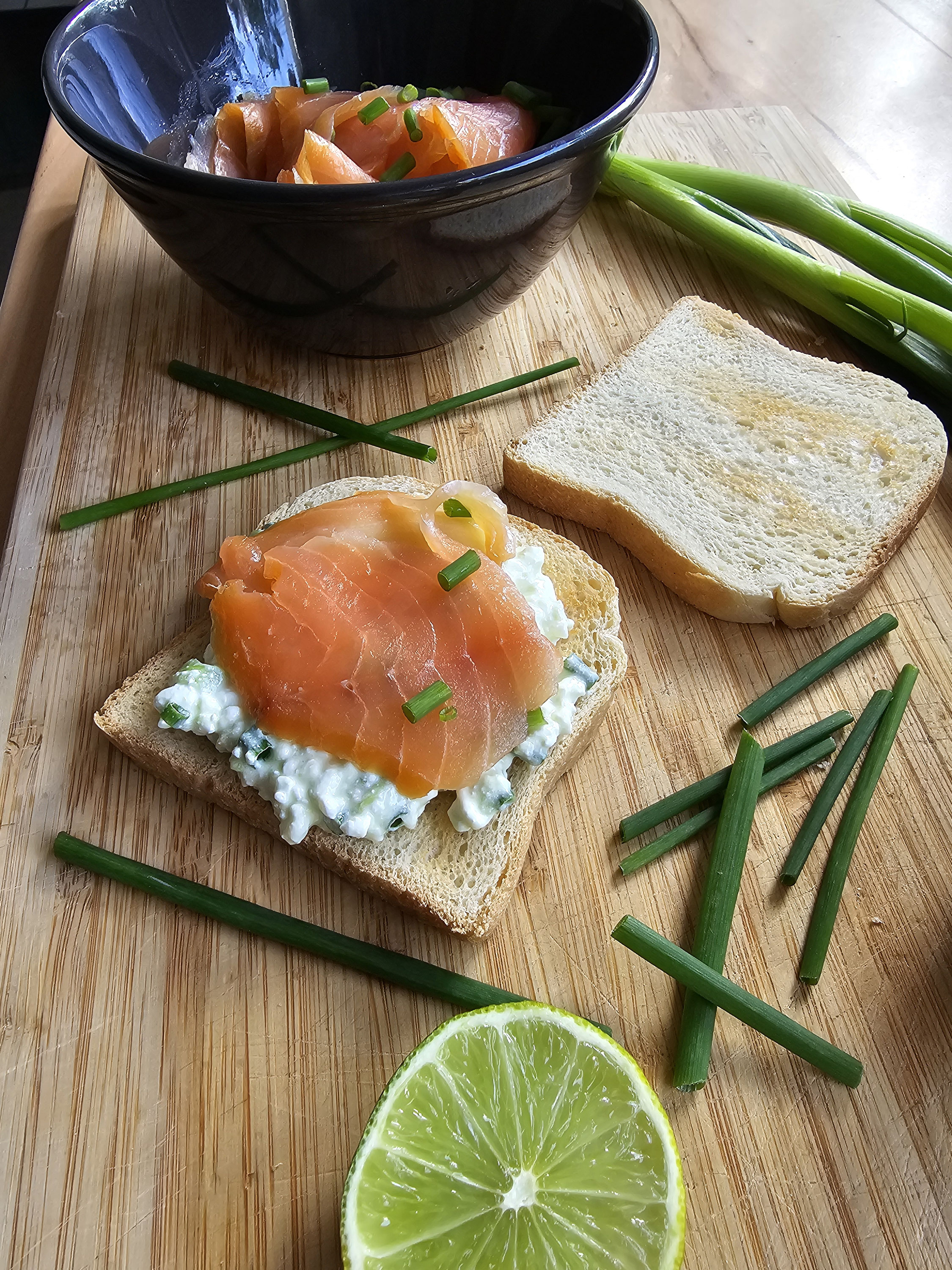 Mit Avocadocreme und Räucherlachs belegtes Toastbrot.