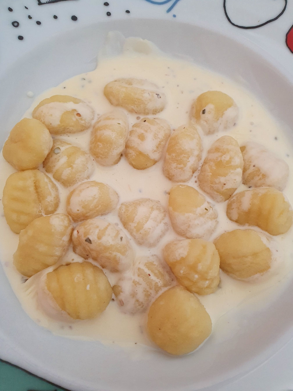 Gnocchi in Käse-Sahne-Sauce.