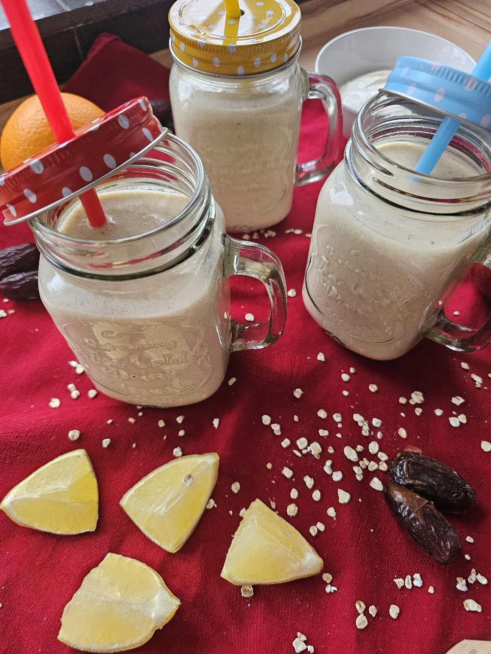 Apfel-Hafer-Smoothie in Gläsern.