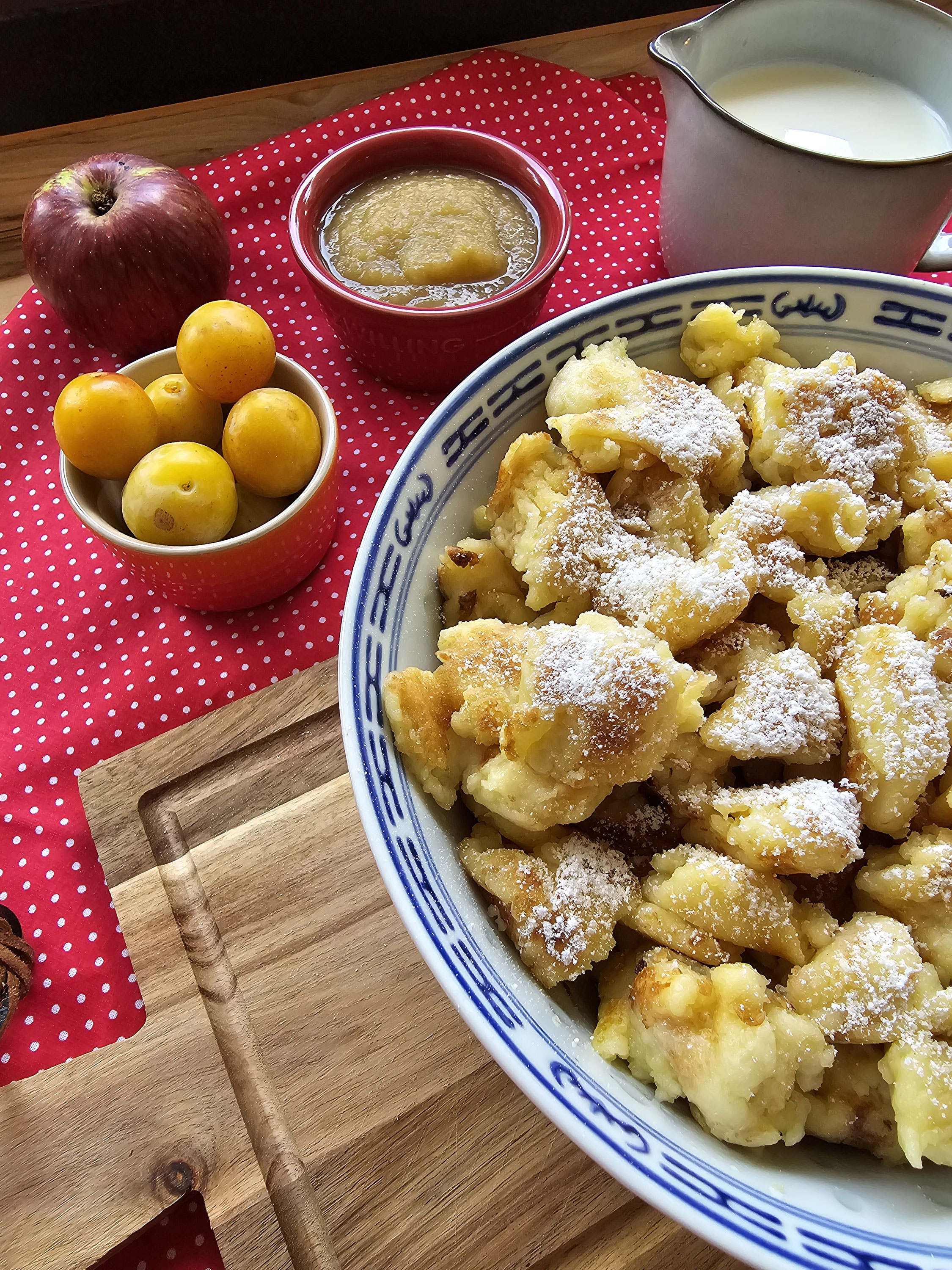 Goldbrauner Kaiserschmarrn mit Puderzucker.