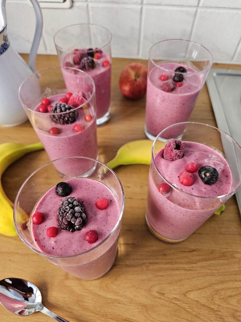 Lillys pinker Waldbeeren-Smoothie in Gläsern.