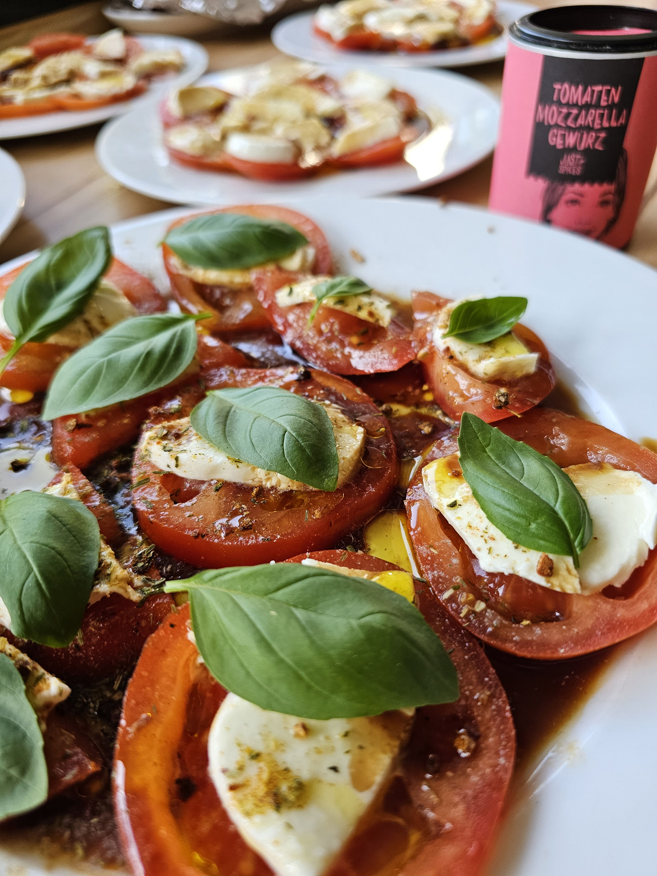 Tomate-Mozzarella-Salat mit Basilikum und Balsamico.