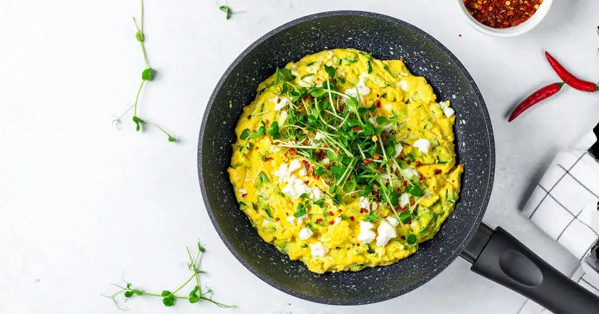 Zucchini-Rührei mit Hüttenkäse und Kräutern