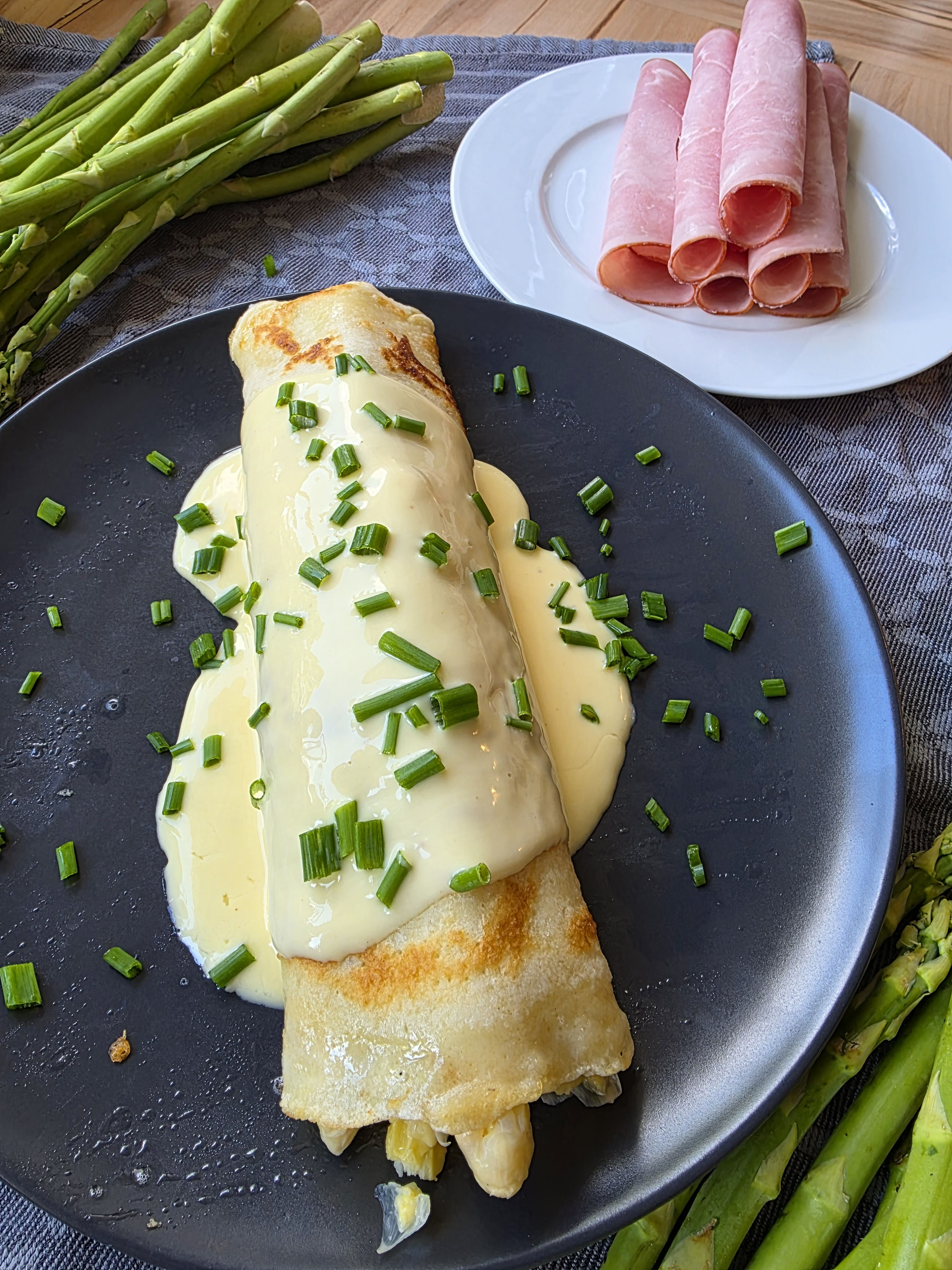 Spargel im Pfannkuchen mit cremiger Hollandaise.